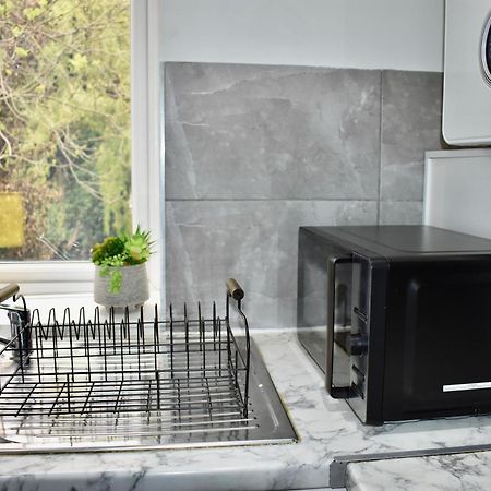 Luxury 2 Bedroom Apartment, Parking, Few Minutes Walk From Wembley Stadium London Bagian luar foto