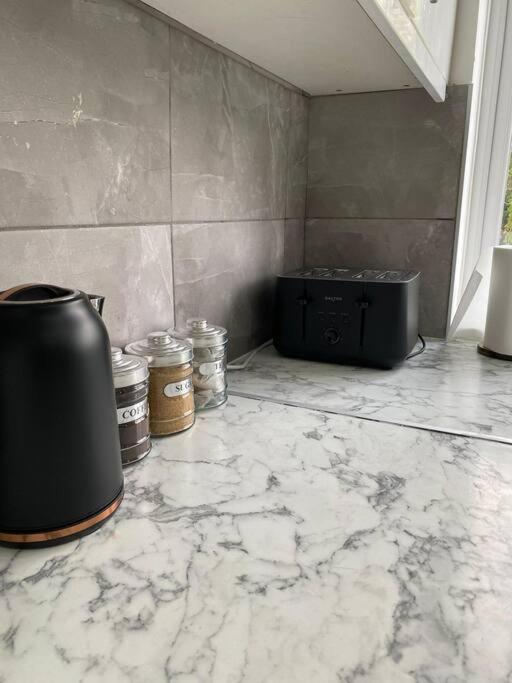 Luxury 2 Bedroom Apartment, Parking, Few Minutes Walk From Wembley Stadium London Bagian luar foto