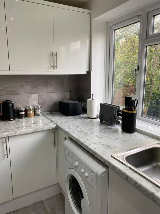Luxury 2 Bedroom Apartment, Parking, Few Minutes Walk From Wembley Stadium London Bagian luar foto